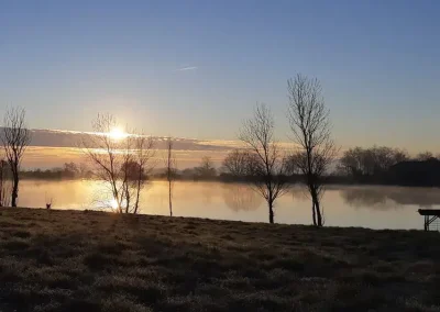 Photo d'un lac proche de la ferme de Menoun avec de la brume sur le lac.