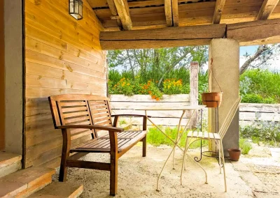 Photo de l'entrée de la chambre d'hôtes avec banc et petite table