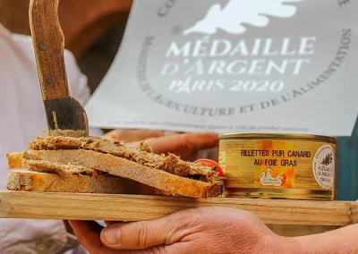 Photo des tartines de rillettes pur canard au foie gras, médaille d'argent au concours général agricole de Paris 2020.